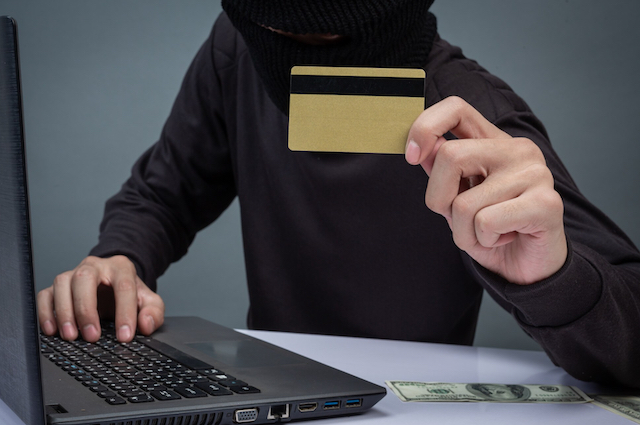 Стало известно о новой схеме мошенничества с «арендой» банковских карт