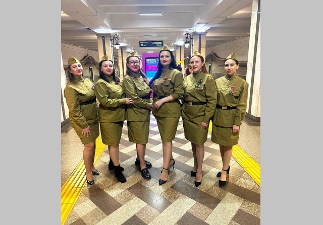 Работники метро Казани встречают пассажиров в форме военных лет