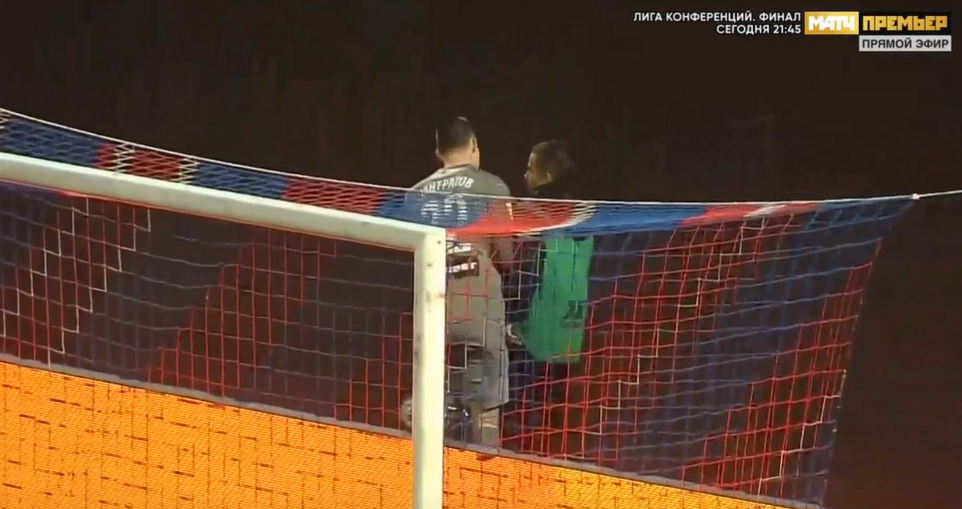 Вратарь «Химок» Лантратов толкнул болл-боя во время стыкового матча в Хабаровске