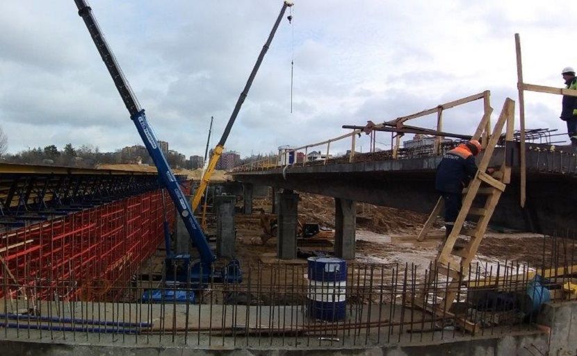 Строители завершили монтаж подпорных опор путепровода Большого Казанского кольца
