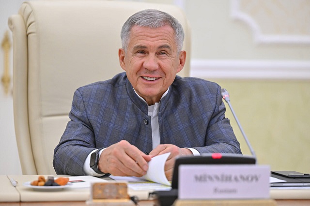 Залог гармоничного развития Татарстана: Минниханов поздравил ветеранов и работников МСУ