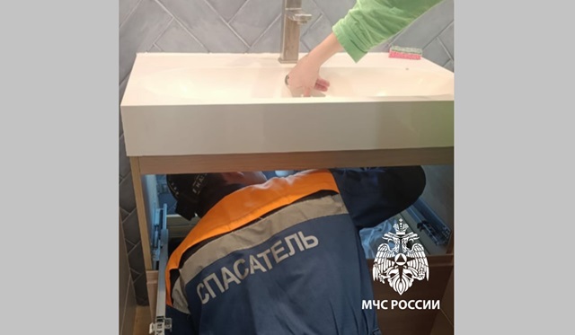 Застрявшей в ванной комнате жительнице Казани потребовалась помощь спасателей