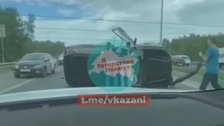 На выезде из Казани перевернулся влетевший в яму внедорожник
