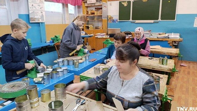 Яшел Үзән районы Олы Ачасыр авылы мәктәбендә хәрбиләргә окоп шәмнәре ясаганнар