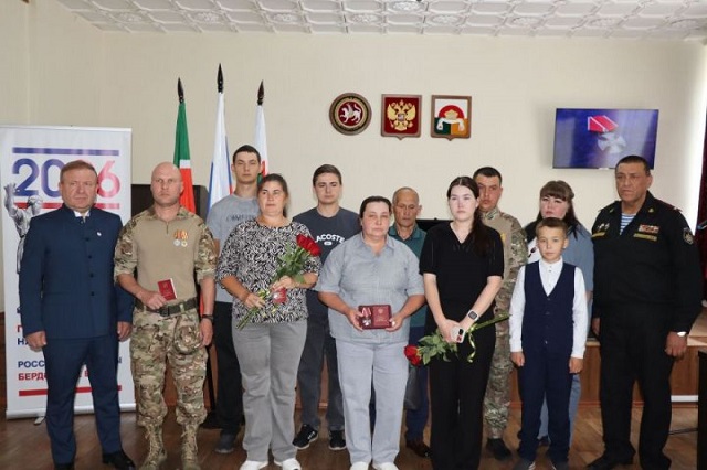 Семьям погибших бойцов из Дрожжановского района вручили боевые награды
