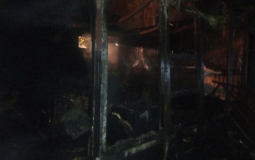 В Казани ночью вспыхнули торговые павильоны на Лаврентьева