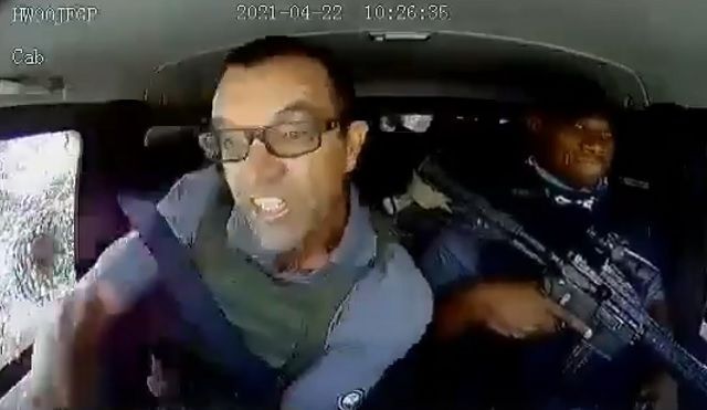 Видео: инкассаторы пытаются скрыться от обстреливающих их грабителей