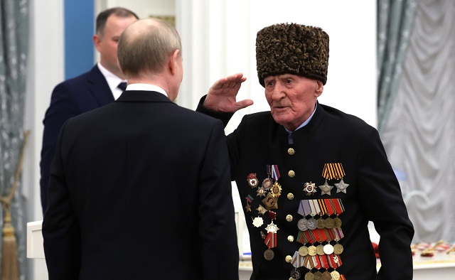 100-летний ветеран из Дагестана рассказал Путину, что хотел отправиться на СВО
