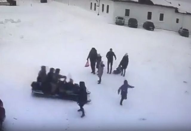 В Свияжске снегоход сбил девочку во время масленичных гуляний – видео