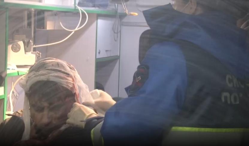 В одном из дворов Казани группа вооруженных палками парней избила прохожих