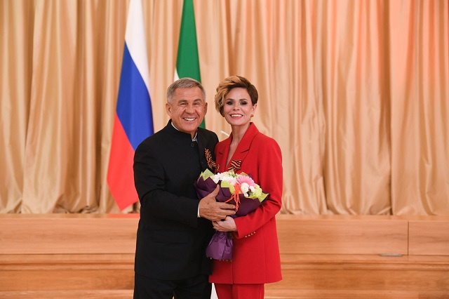 Рустам Минниханов вручил Светлане Кадыровой государственную награду РТ