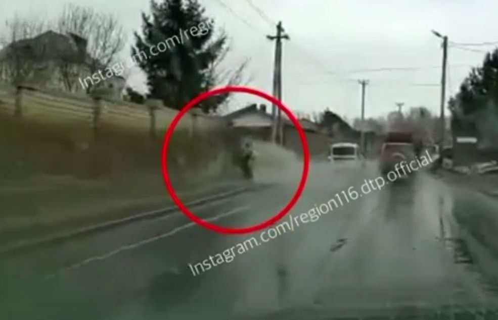 В Казани автохам устроил детям грязевой душ - видео