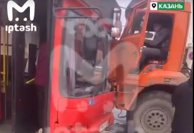 «Водителю стало плохо»: в Казани «Камаз» протаранил пассажирский автобус
