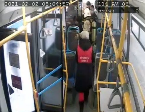 В Казани пожарные спасли мальчика, потерявшего сознание в автобусе