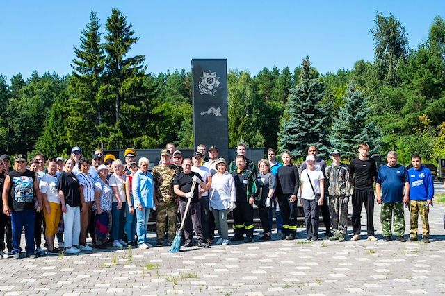 Депутат Госдумы Айдар Метшин присоединился к уборке захоронений героев СВО