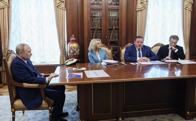 Путин поручил продолжать помогать в поиске работы ветеранам с инвалидностью