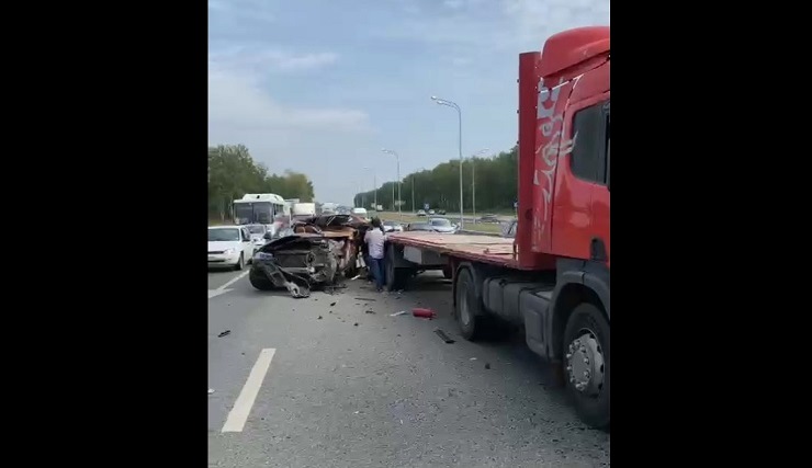 BMW влетел под прицеп фуры и остался без крыши на трассе в Татарстане