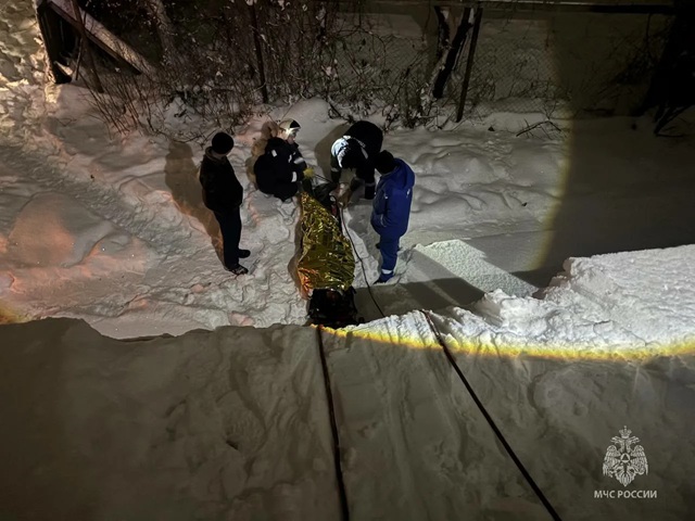 Поскользнулся и упал: в Татарстане эвакуировали застрявшего на крыше мужчину