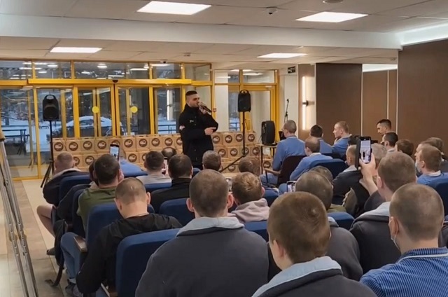 Dino MC 47 выступил для бойцов СВО в военном госпитале с песней «Аерылмагыз»