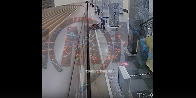 Пьяного мужчину зажало между поездом и платформой в московском метро – видео