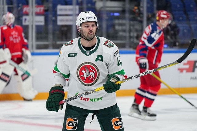 Форварда «Ак Барса» Радулова оштрафовали на 100 000 рублей за удар соперника клюшкой