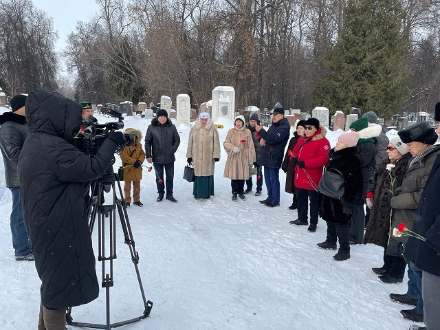 Татар дәүләт филармониясе коллективы Илһам Шакиров каберенә чәчәкләр салды