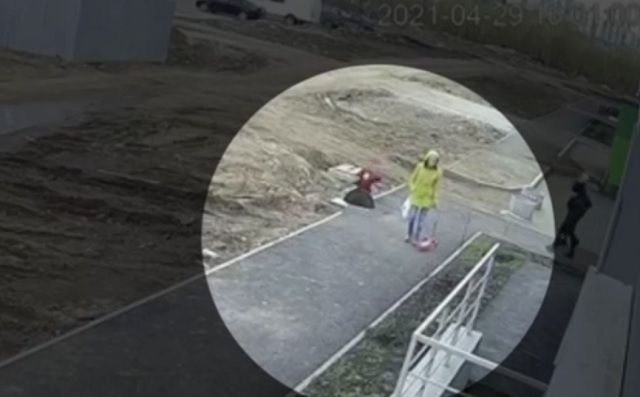 Ufa_rb опубликовал шокирующие видео: в Уфе ребенок проваливается в люк