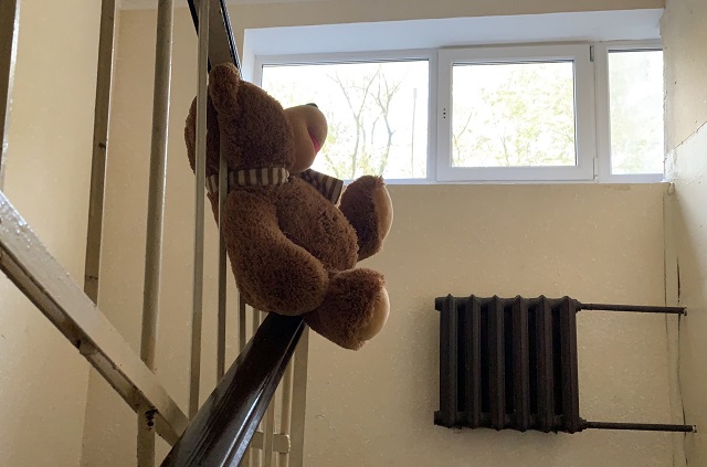 Выпавший из окна многоэтажки пятилетний ребенок погиб в Казани