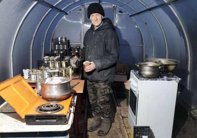 Житель Альметьевска отправил в зону СВО более 1 000 окопных свечей