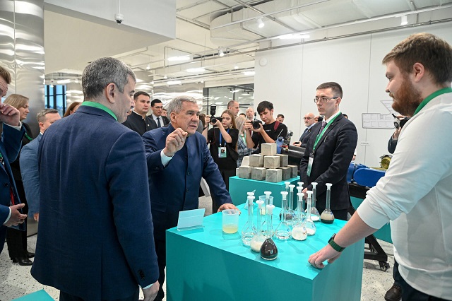 Минниханов осмотрел учебно-лабораторный корпус Высшей школы нефти в Альметьевске