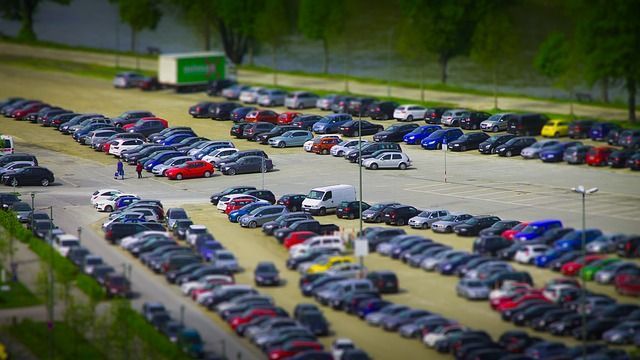 В Челнах парковку на территории ЖК заблокировали бетонными блоками