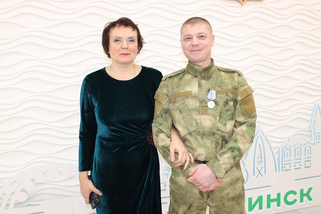 Хәрби иптәшен коткарып калган зәйле Сергей Скибинны "Батырлык өчен" медале белән бүләкләделәр