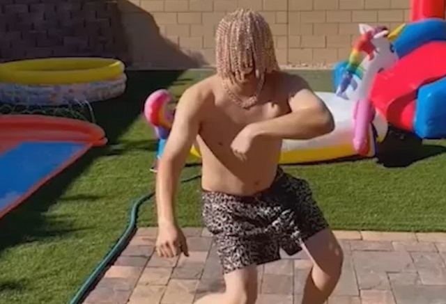 Рэпер вживил в голову золотые цепи с бриллиантами вместо волос – видео