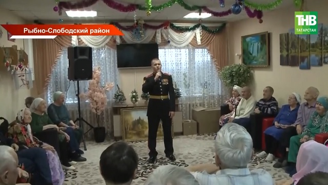 Песни, танцы и подарки: суворовцы провели концерт в доме-интернате Рыбно-Слободского района