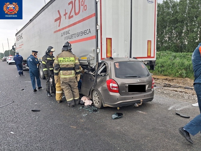 54-летний водитель «Лады» погиб, впечатавшись в стоявший грузовик на трассе в РТ