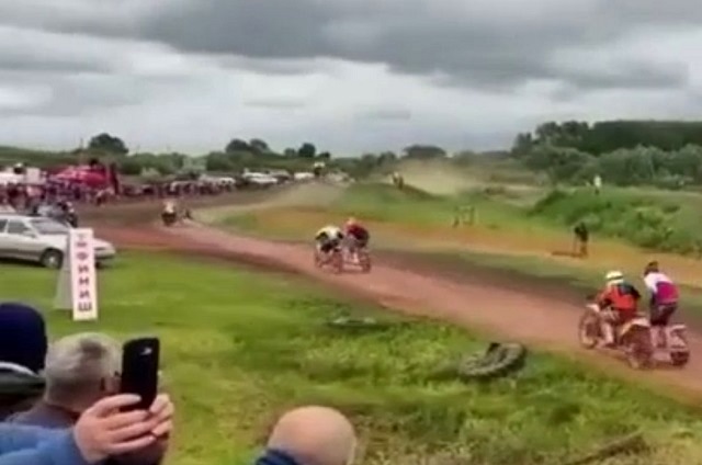 Гонщики влетели в толпу зрителей во время мотокросса на Урале - видео