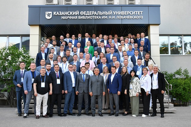 Раис Татарстана встретился с участниками программы «Школа мэров»