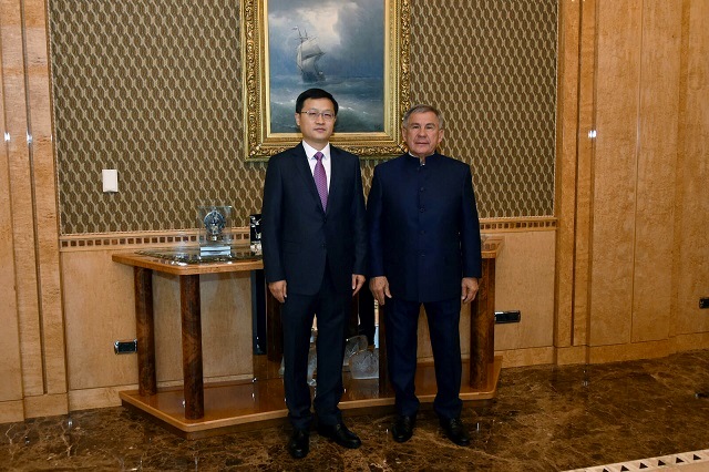 Минниханов встретился с новым генконсулом Китая в Казани Сян Бо