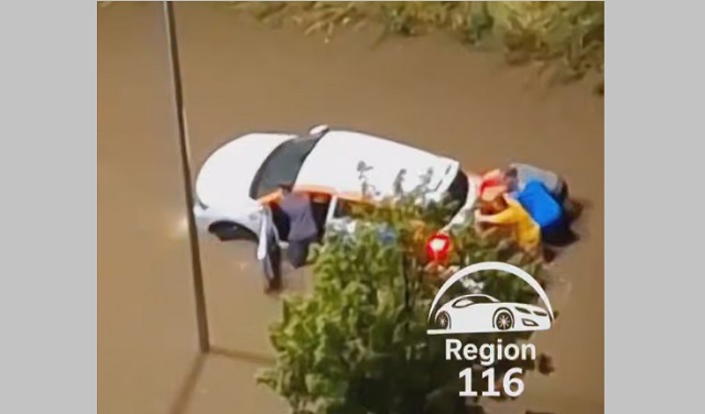 Казань снова ушла под воду после ливня: молния попала в ЖК, провалилось авто