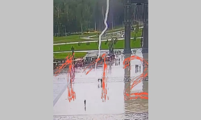 Роковой момент удара молнии по людям в парке «Патриот» в Подмосковье попал на видео