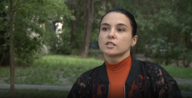 Учительница из Хабаровска извинилась за танец живота перед школьниками на линейке