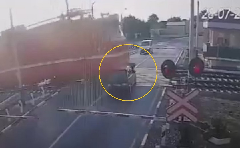 Поезд протаранил «Ладу» на железнодорожном переезде - видео