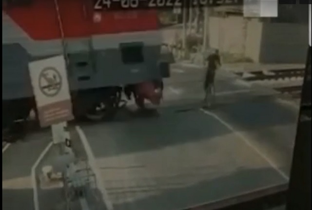 Гибель велосипедиста под поездом в Ярославской области попала на видео (18+)