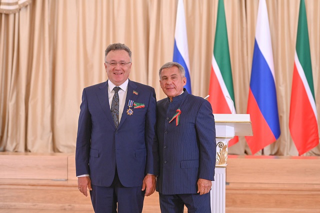 Раис Татарстана вручил гендиректору ТНВ Ильшату Аминову орден «Дуслык»