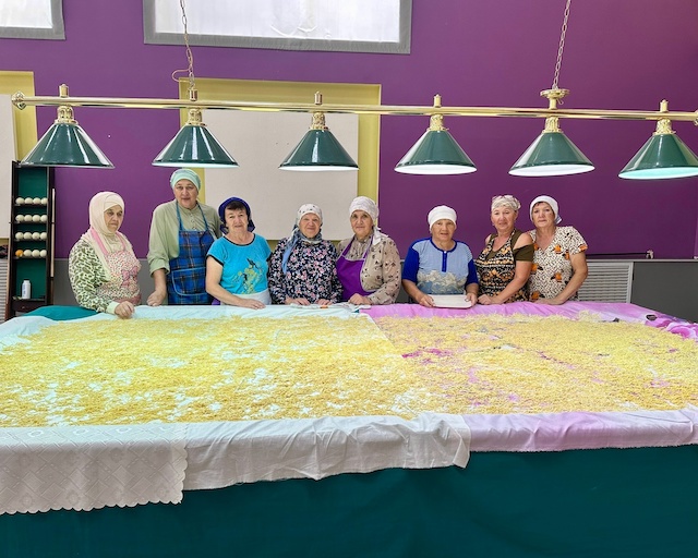 Жительницы Татарстана приготовили домашнюю лапшу для участников СВО