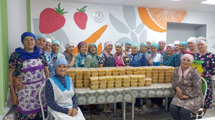 Татарстанның бер районында махсус операциядәге хәрбиләргә 80 килограмм чәкчәк пешергәннәр