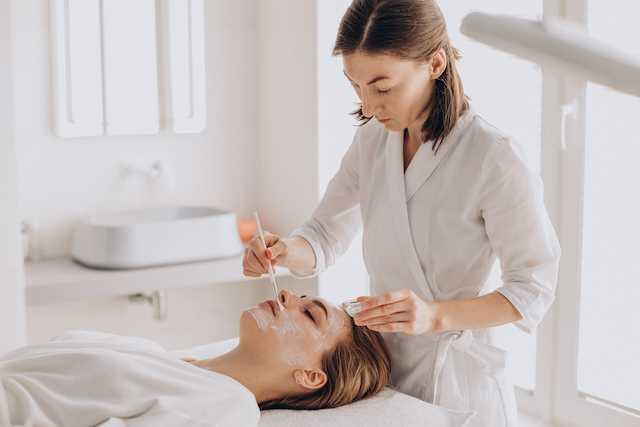 В Роспотребнадзоре озвучили ключевые критерии выбора салона красоты