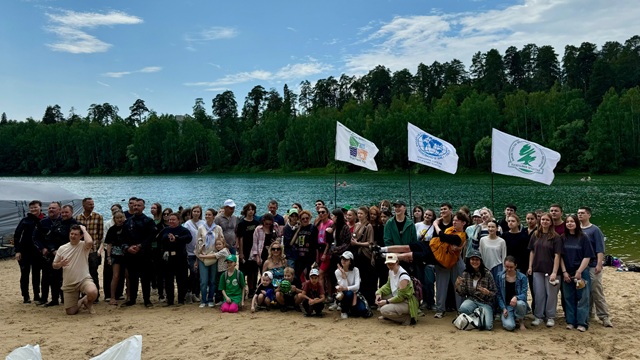 Берега и дно озера Глубокое очистили волонтеры в Казани