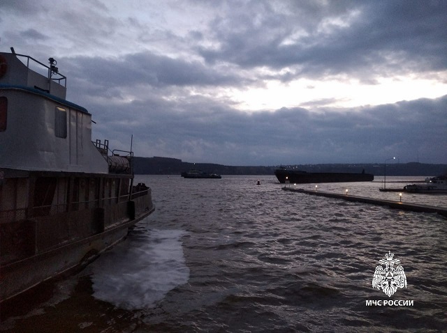 Следовавший из Новочебоксарска в Казань теплоход-буксир сел на мель на Волге в РТ