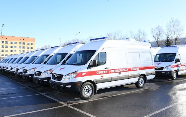 Минниханов вручил больницам 52 новых автомобиля скорой помощи